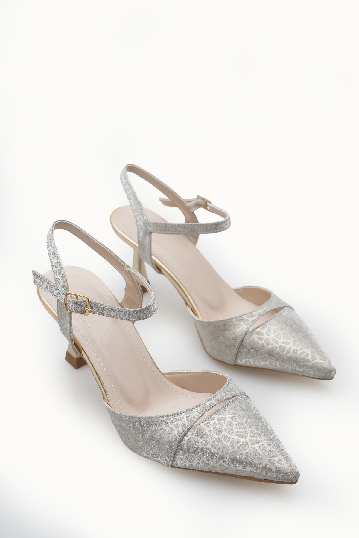 Riccon Kadın Sivri Burunlu Arkası Açık İnce Topuklu Ayakkabı 0012727 Altın Dokulu