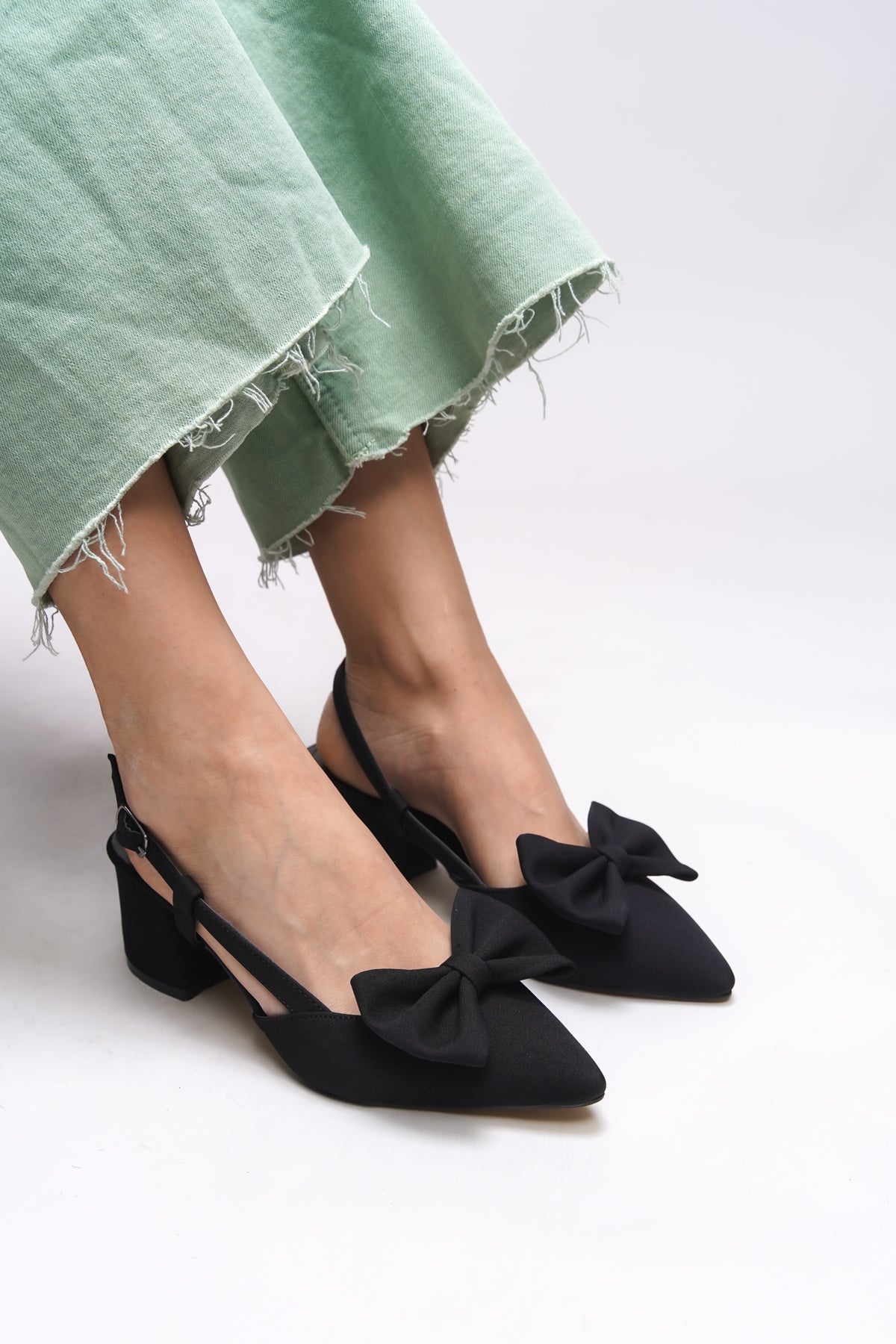 Riccon Bynlica Kadın Fiyonk Detaylı Arkası Açık Sivri Burun Kalın Topuklu Ayakkabı 0012426