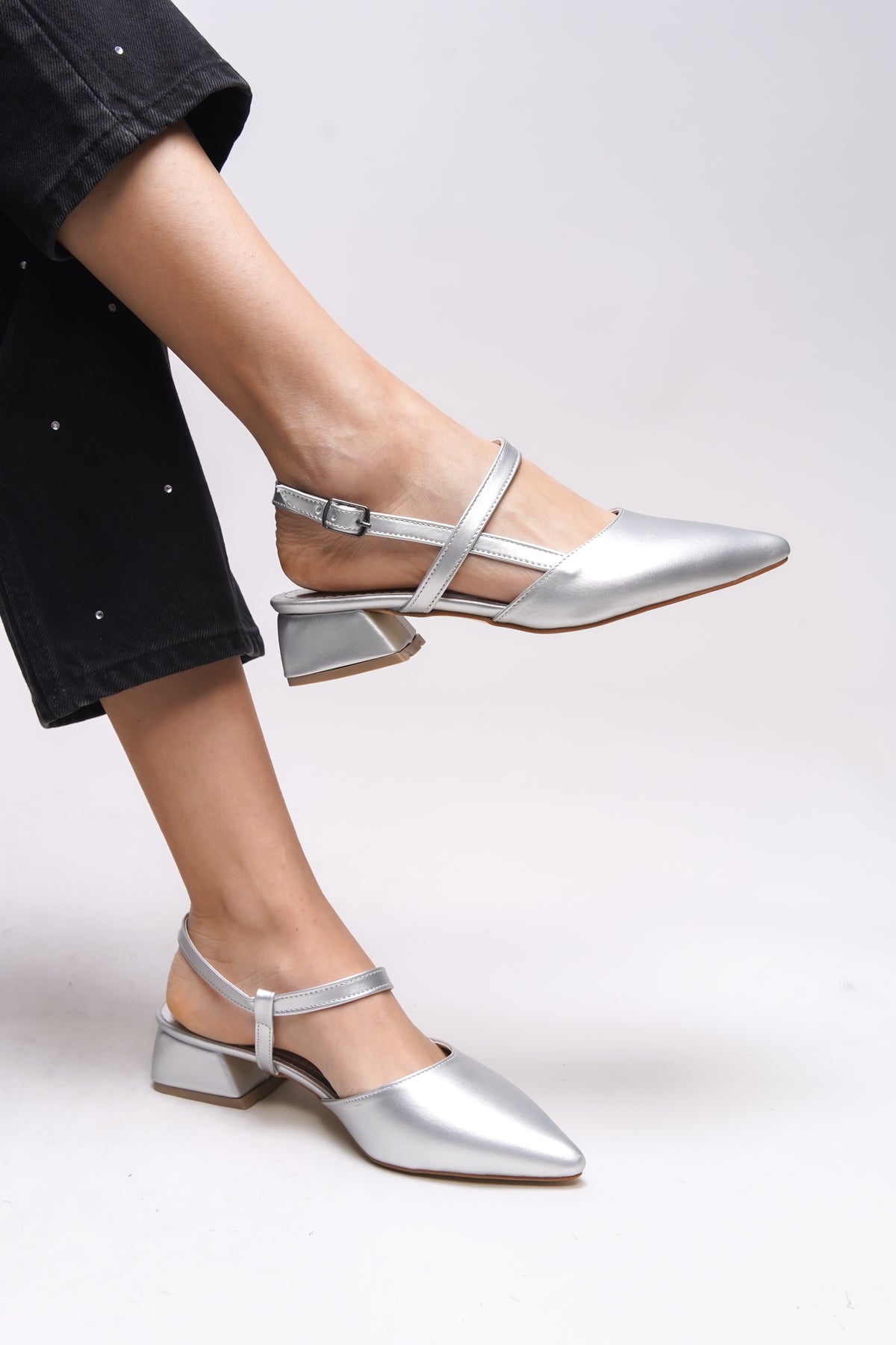 Riccon Giselvara Kadın Arkası Açık Sivri Burun Topuklu Ayakkabı 0012341