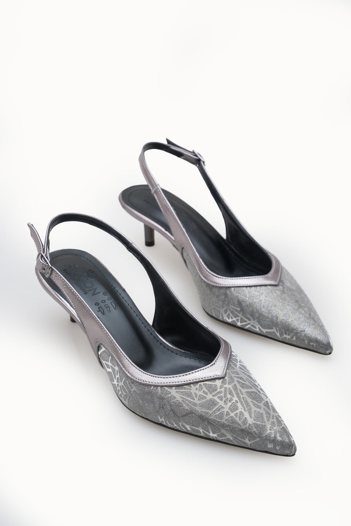 Riccon Kadın Sivri Burunlu Arkası Açık İnce Topuklu Ayakkabı 0012207 Platin Dokulu