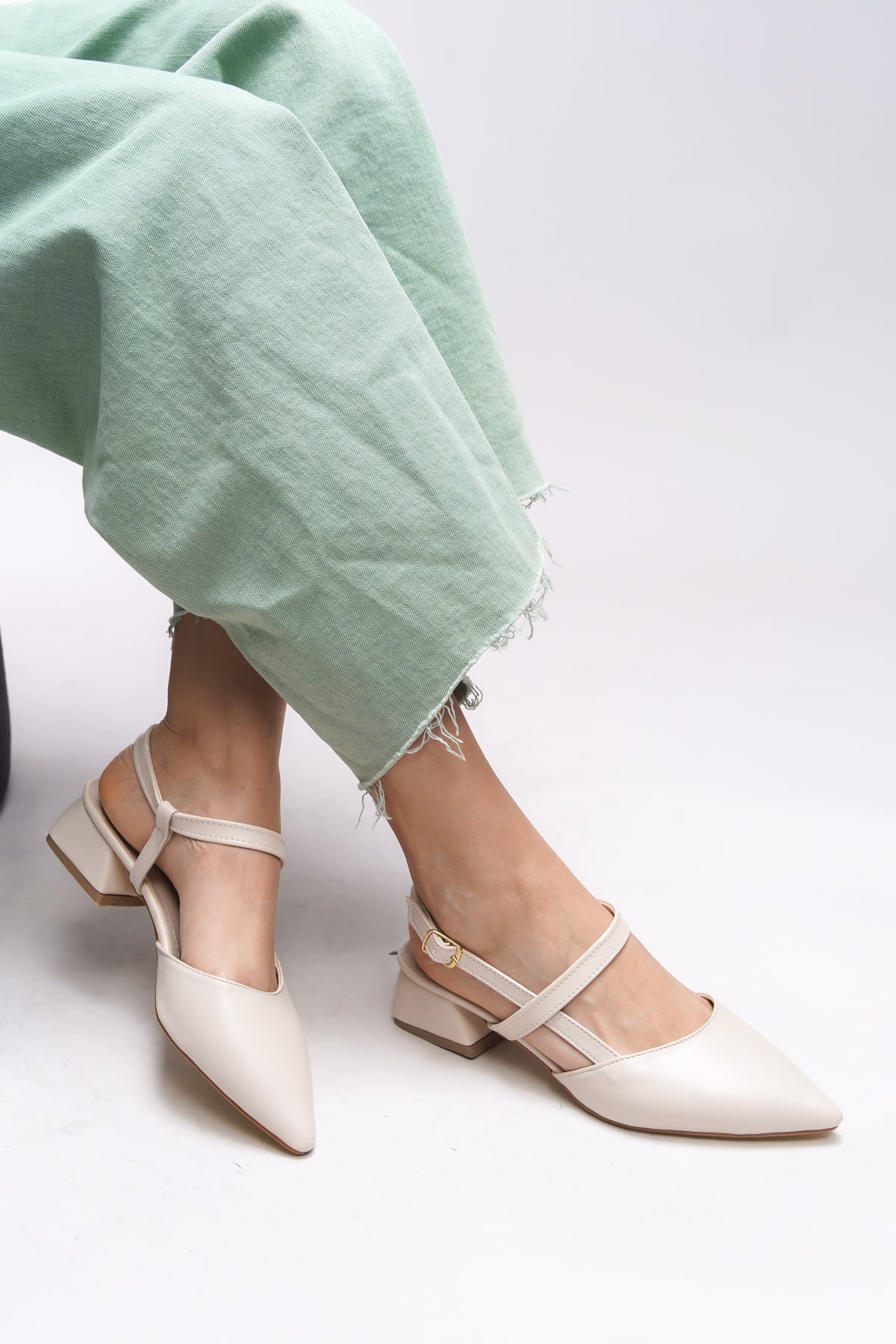 Riccon Giselvara Kadın Arkası Açık Sivri Burun Topuklu Ayakkabı 0012341