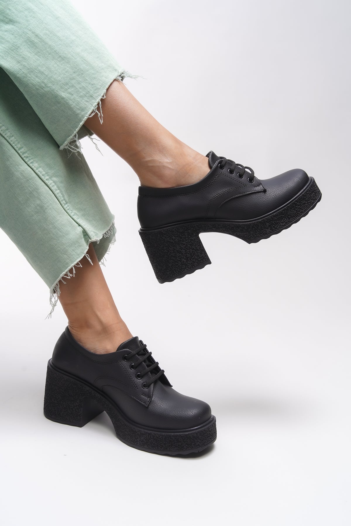 Riccon Thimdrarn Kadın Topuklu Bağcıklı Loafer 00121540 Dokulu Siyah Cilt