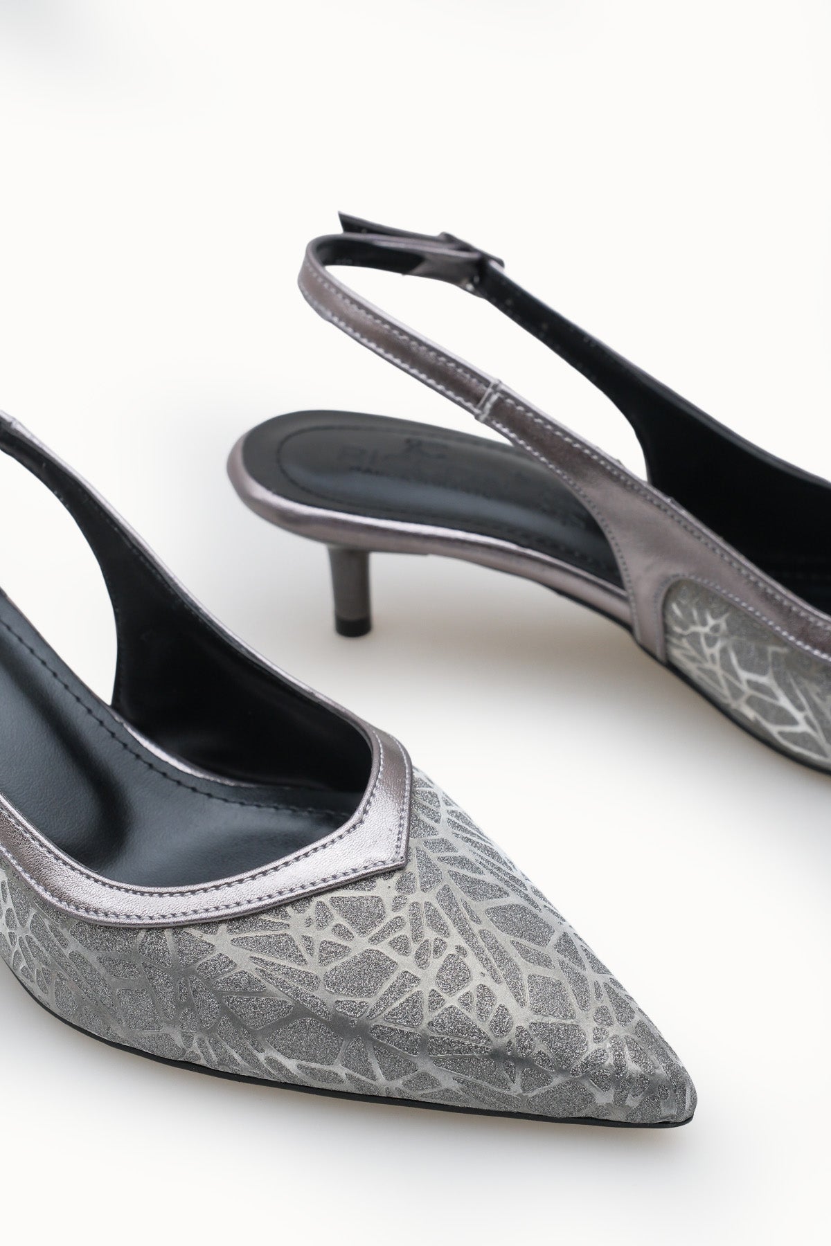 Riccon Kadın Sivri Burunlu Arkası Açık İnce Topuklu Ayakkabı 0012207 Platin Dokulu