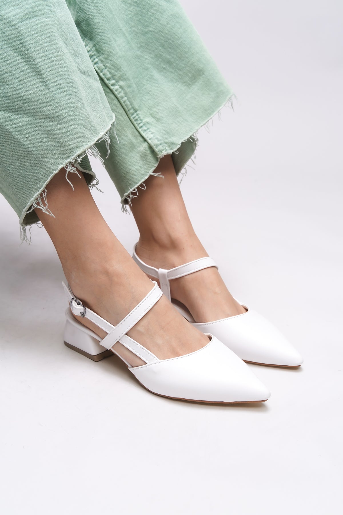 Riccon Giselvara Kadın Arkası Açık Sivri Burun Topuklu Ayakkabı 0012341