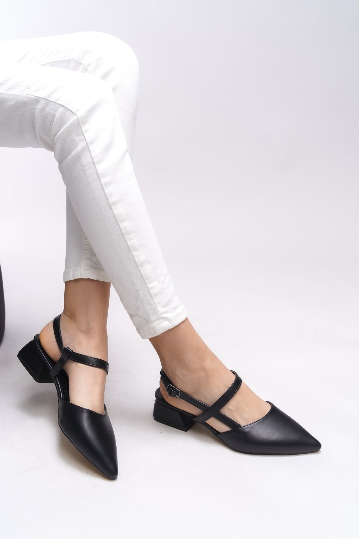 Riccon Giselvara Kadın Arkası Açık Sivri Burun Topuklu Ayakkabı 0012341