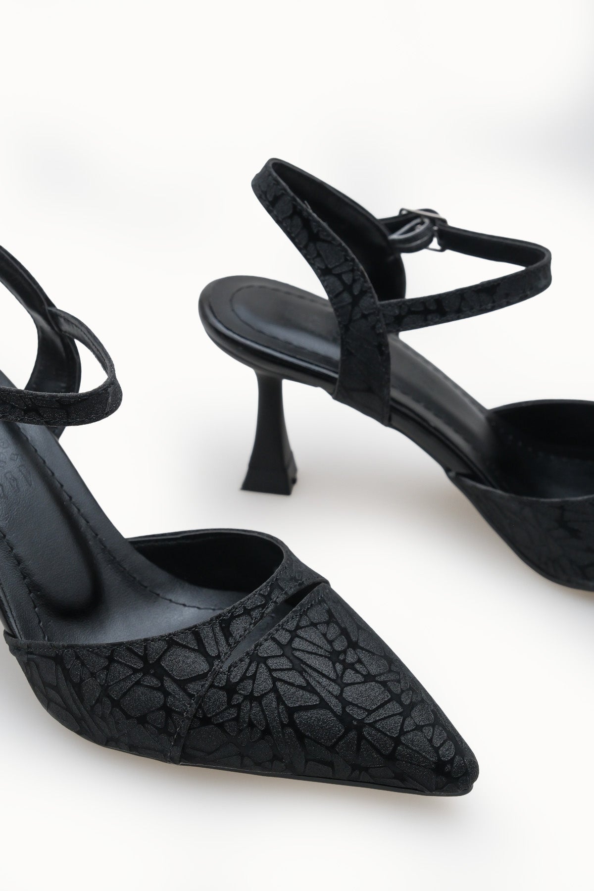 Riccon Kadın Sivri Burunlu Arkası Açık İnce Topuklu Ayakkabı 0012727 Siyah Dokulu