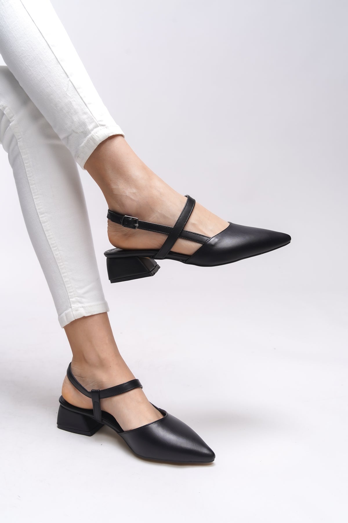 Riccon Giselvara Kadın Arkası Açık Sivri Burun Topuklu Ayakkabı 0012341