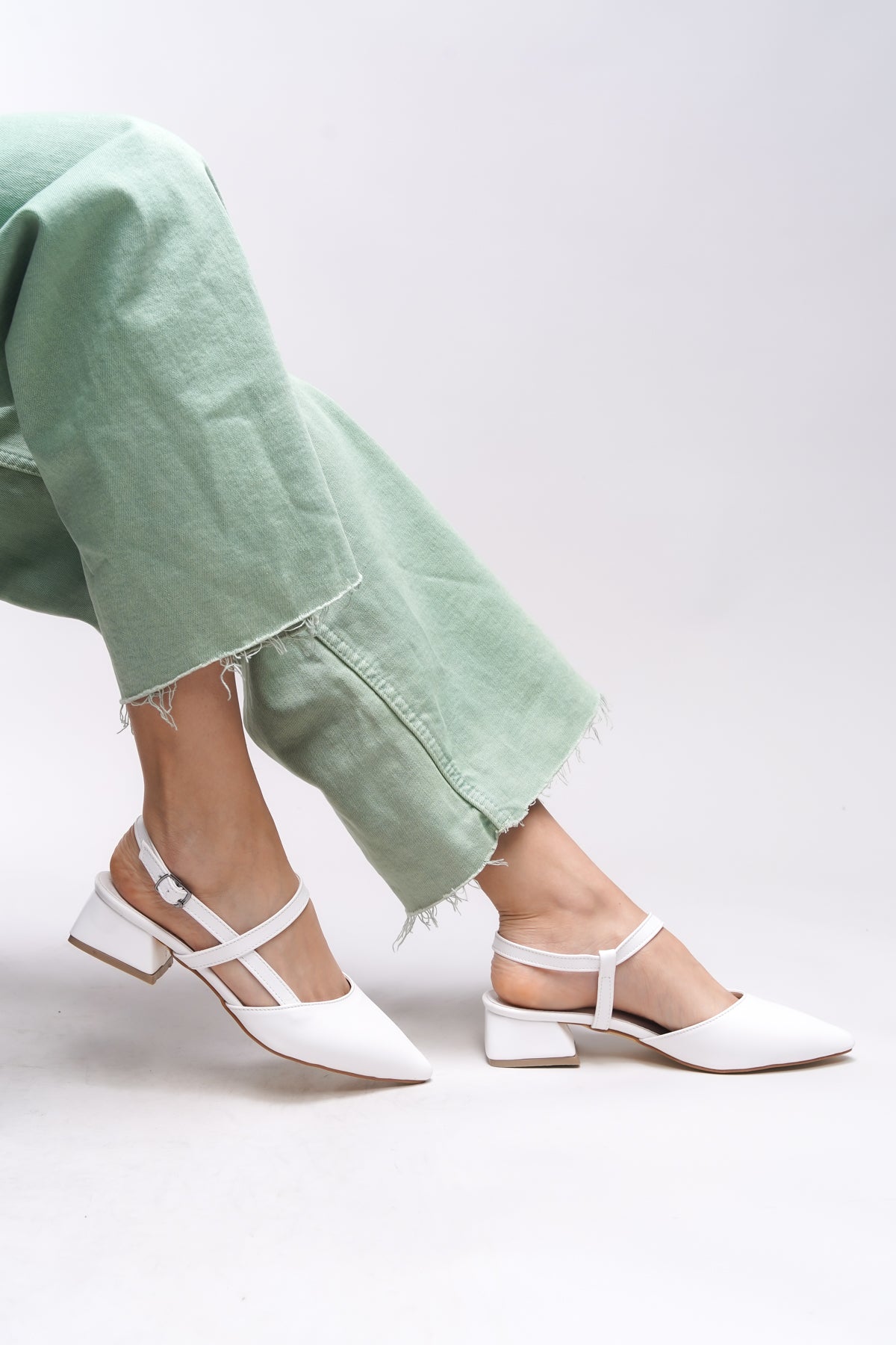 Riccon Giselvara Kadın Arkası Açık Sivri Burun Topuklu Ayakkabı 0012341