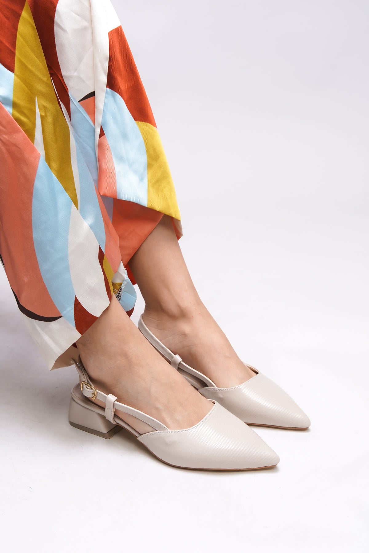 Riccon Zellanys Kadın Arkası Açık Sivri Burun Topuklu Ayakkabı 0012350