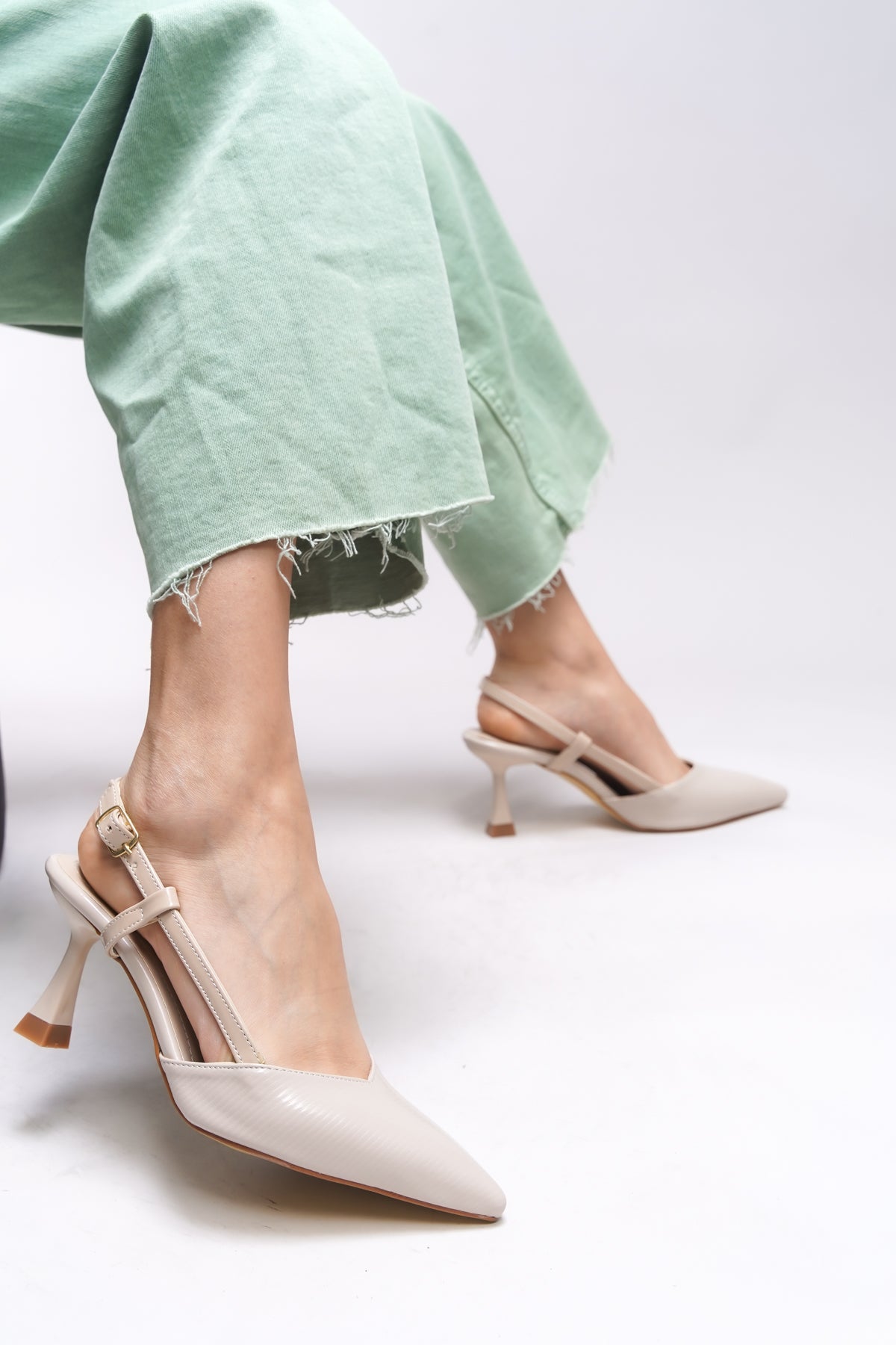 Riccon Elyerue Kadın Arkası Açık Sivri Burun Stiletto 0012725