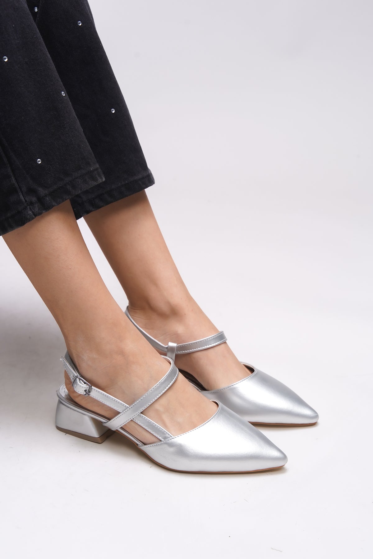 Riccon Giselvara Kadın Arkası Açık Sivri Burun Topuklu Ayakkabı 0012341