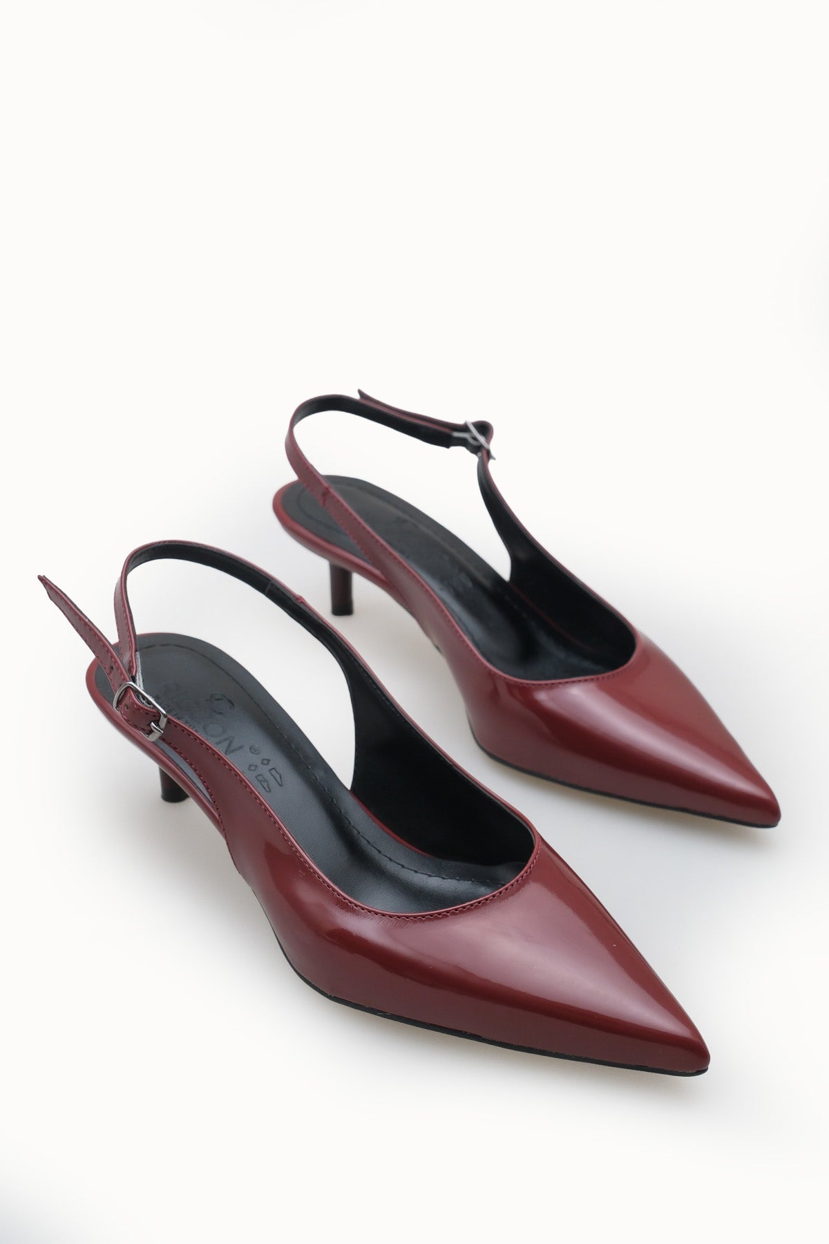 Riccon Kadın Sivri Burunlu Arkası Açık İnce Topuklu Ayakkabı 0012200 Bordo Rugan
