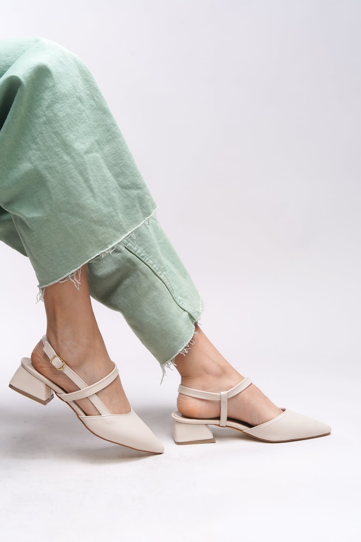 Riccon Giselvara Kadın Arkası Açık Sivri Burun Topuklu Ayakkabı 0012341