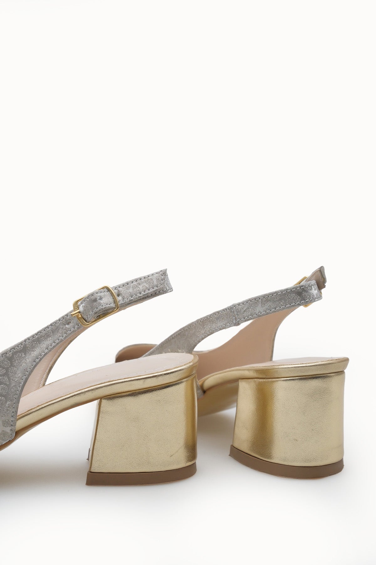 Riccon Kadın Sivri Burunlu Arkası Açık Topuklu Ayakkabı 0012420 Altın Dokulu