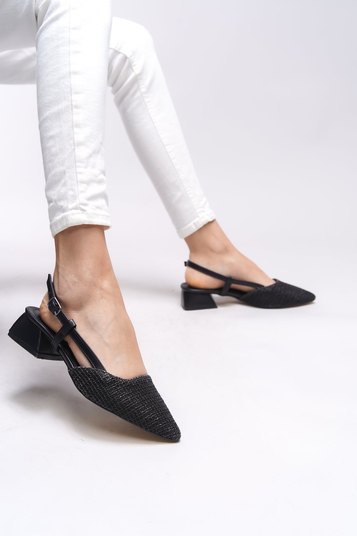 Riccon Ivethion Kadın Arkası Açık Sivri Burun Topuklu Ayakkabı 0012340