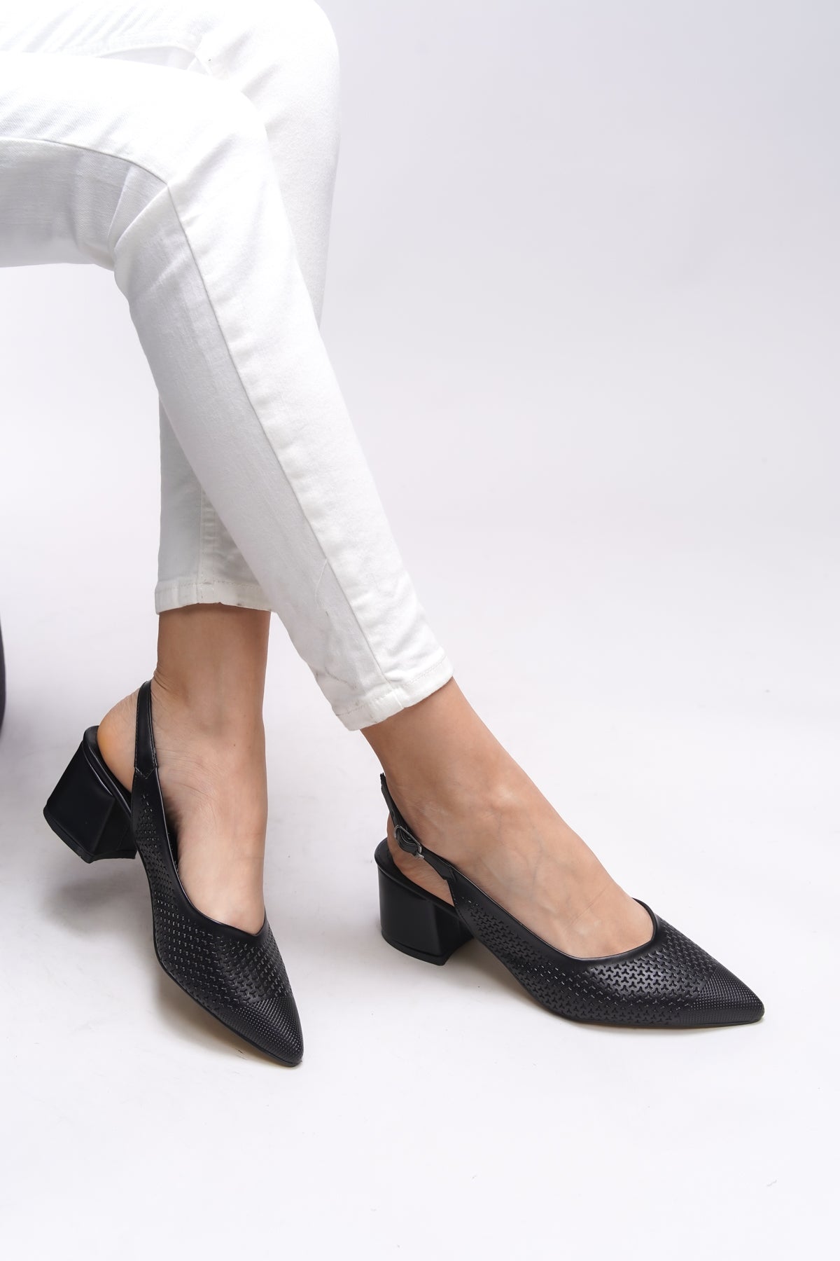 Riccon Maudthyl Kadın Arkası Açık Sivri Burun Kalın Topuklu Ayakkabı 0012443