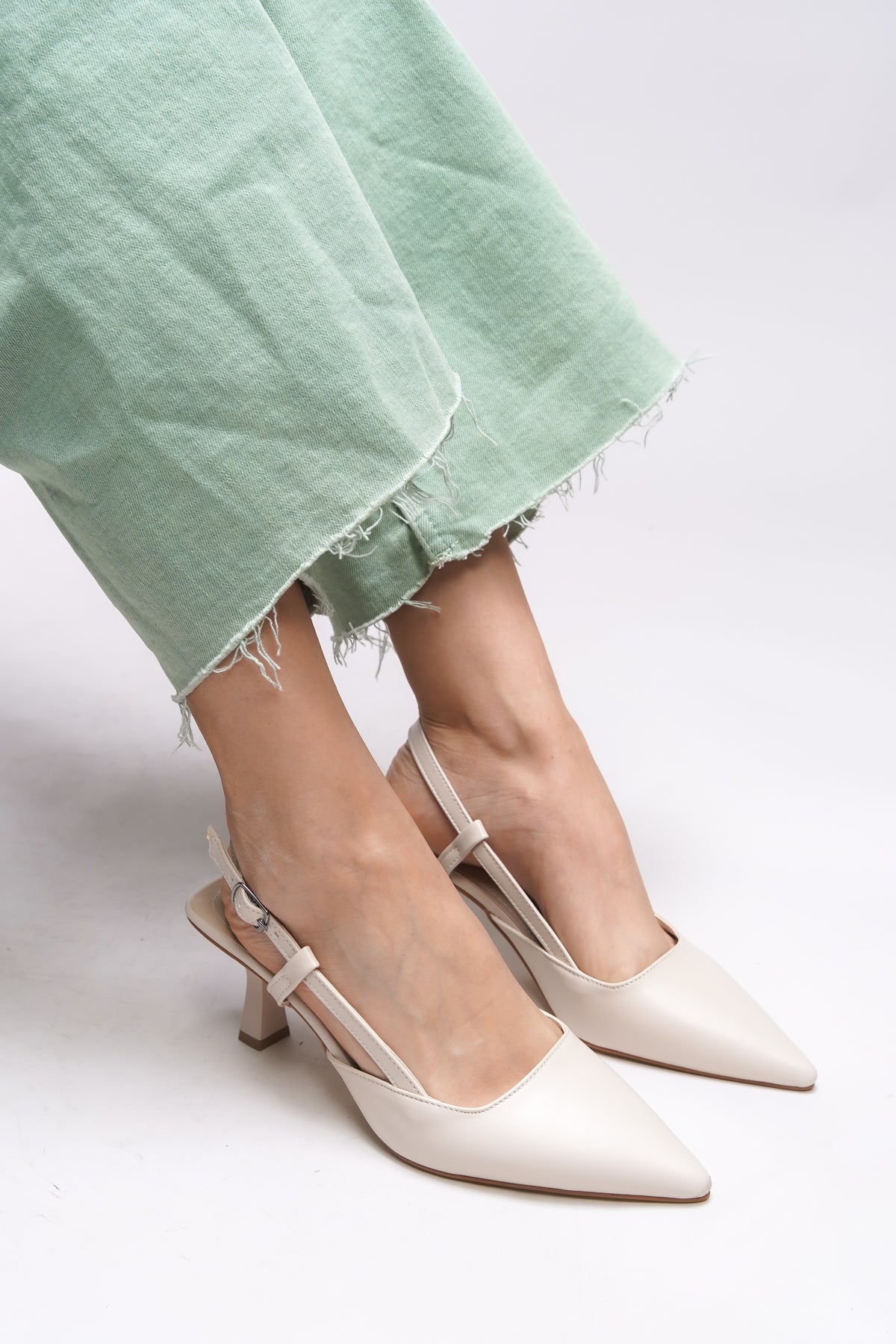 Riccon Evelniel Kadın Arkası Açık Sivri Burun Stiletto 001209