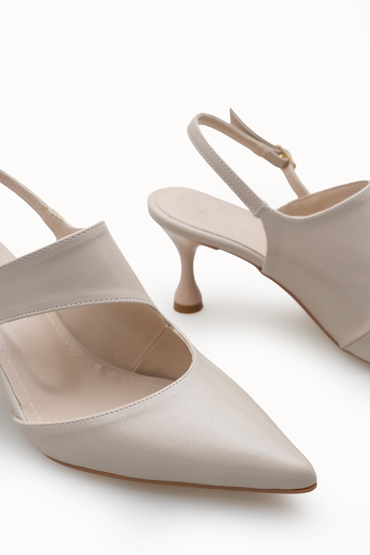 Riccon Kadın Sivri Burunlu Arkası Açık İnce Topuklu Ayakkabı 0012561 Ten Rustik