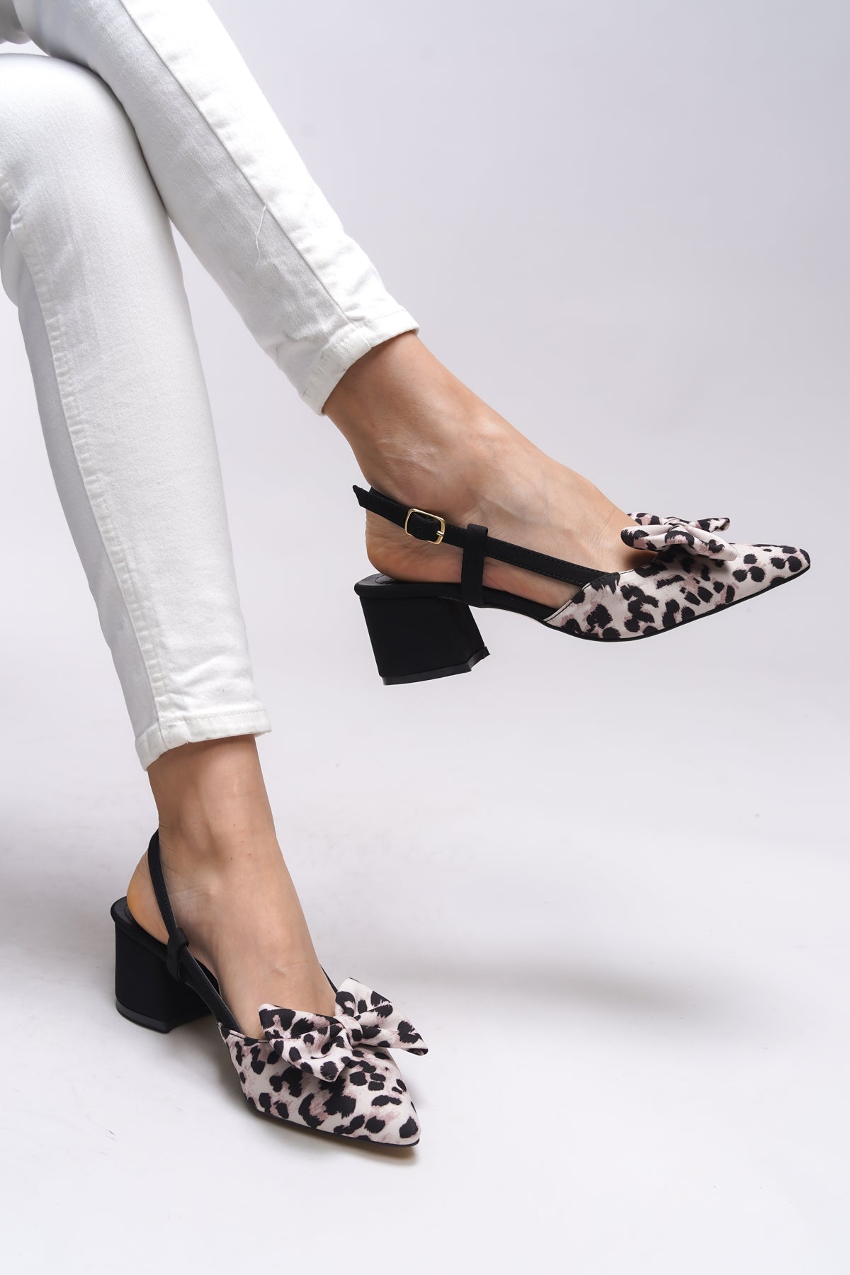 Riccon Bynlica Kadın Fiyonk Detaylı Arkası Açık Sivri Burun Kalın Topuklu Ayakkabı 0012426