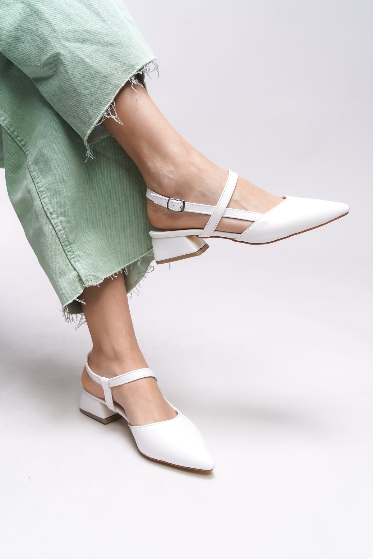 Riccon Giselvara Kadın Arkası Açık Sivri Burun Topuklu Ayakkabı 0012341