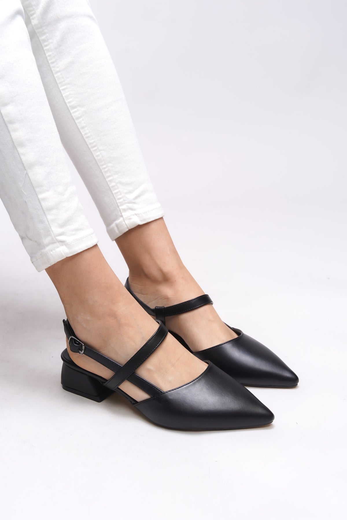 Riccon Giselvara Kadın Arkası Açık Sivri Burun Topuklu Ayakkabı 0012341