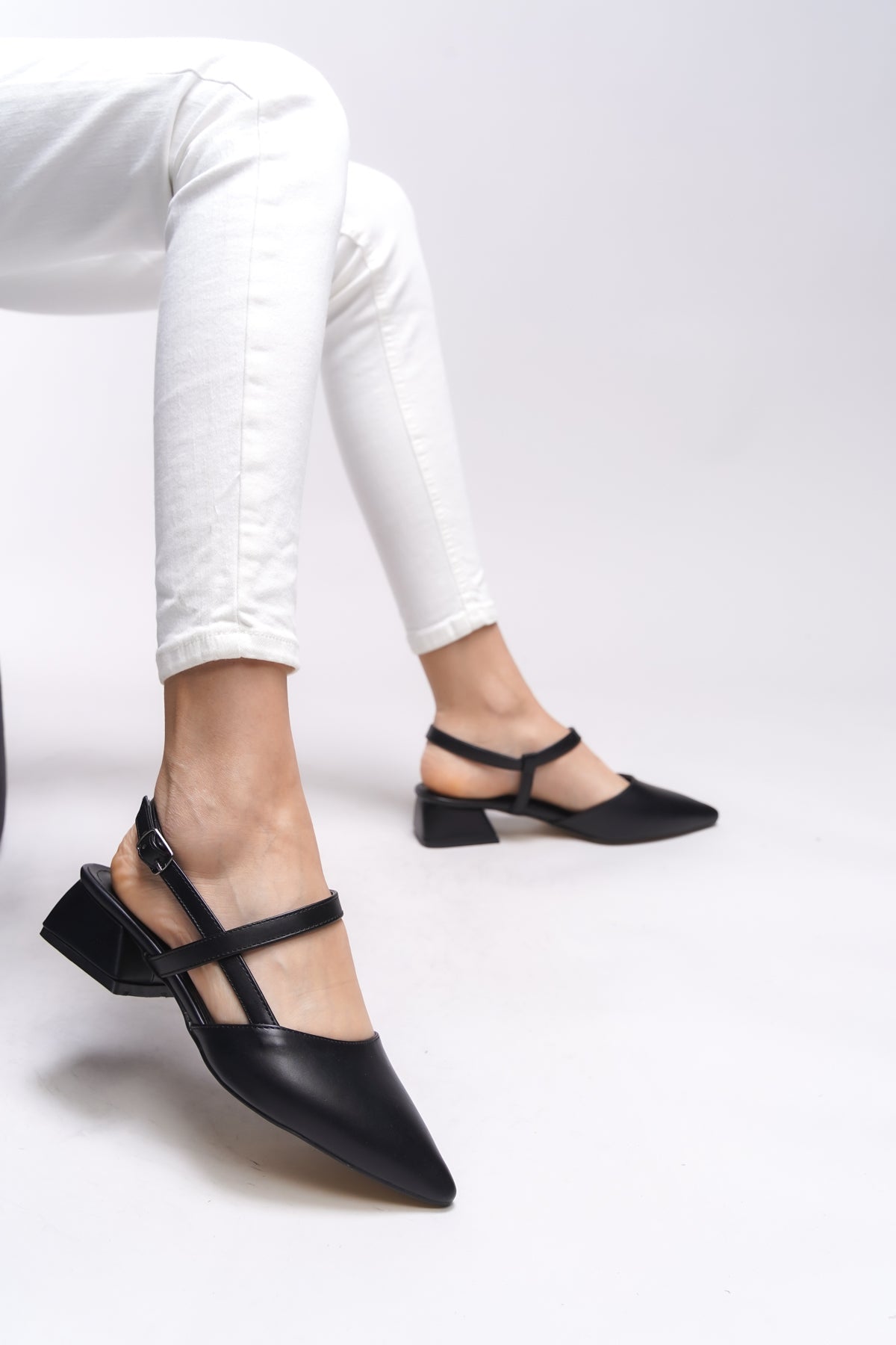 Riccon Giselvara Kadın Arkası Açık Sivri Burun Topuklu Ayakkabı 0012341