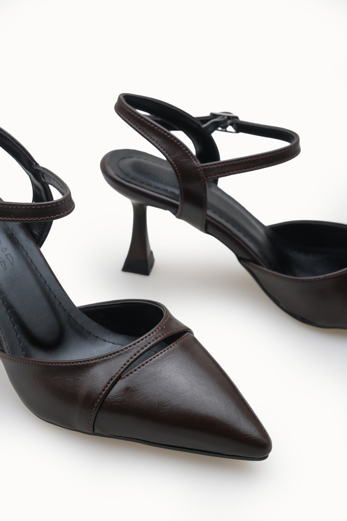 Riccon Kadın Sivri Burunlu Arkası Açık İnce Topuklu Ayakkabı 0012727 Kahverengi Cilt