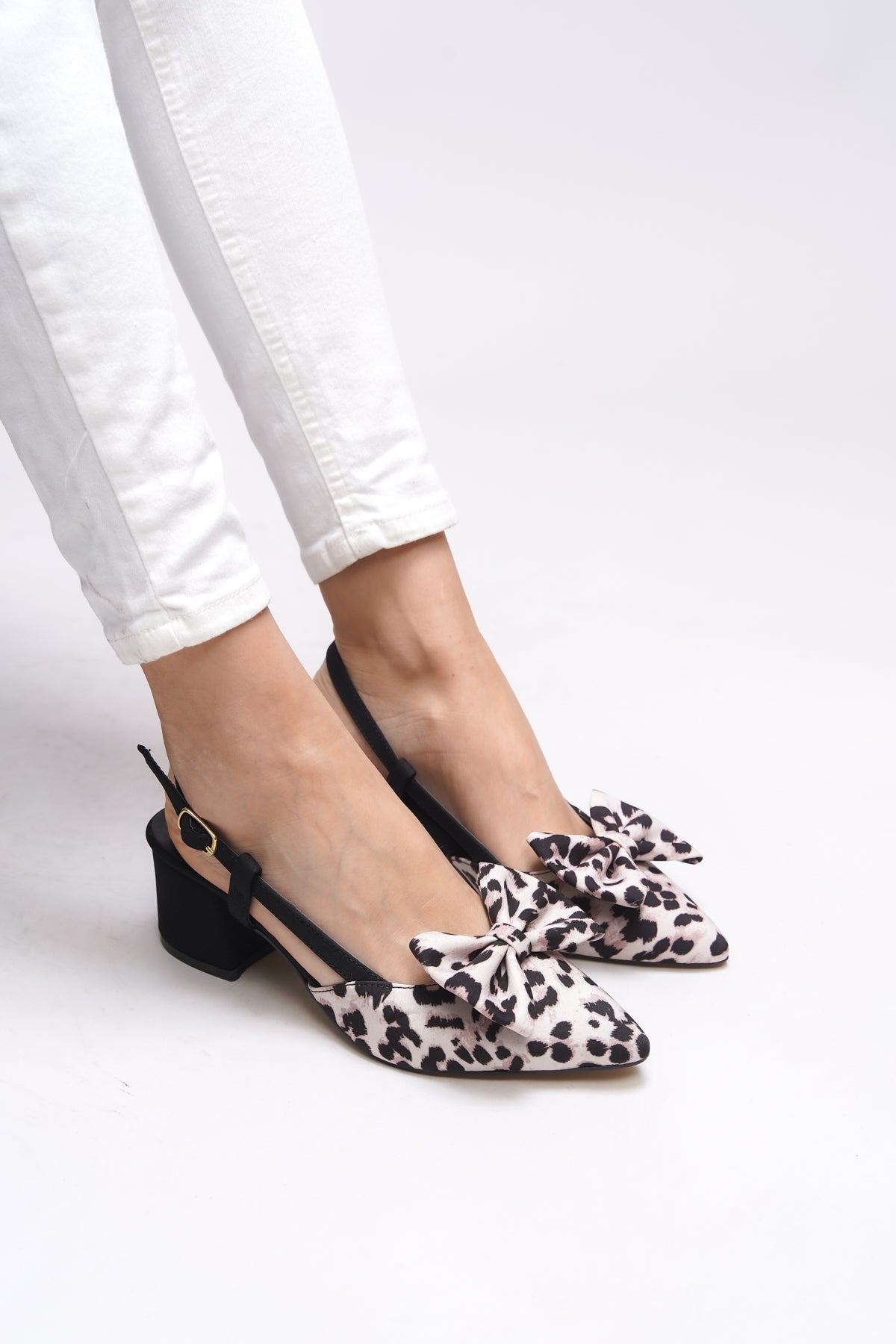 Riccon Bynlica Kadın Fiyonk Detaylı Arkası Açık Sivri Burun Kalın Topuklu Ayakkabı 0012426