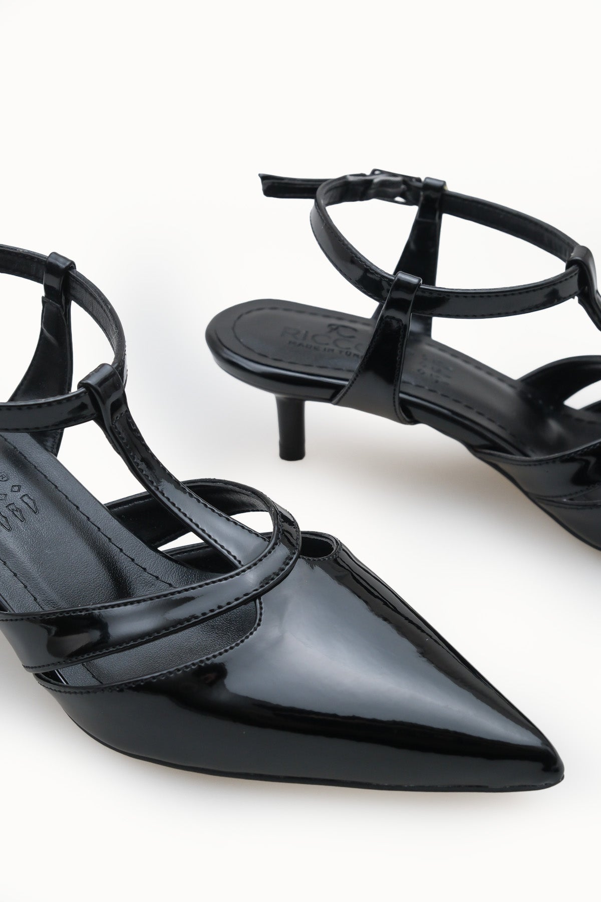 Riccon Kadın Sivri Burunlu Arkası Açık İnce Topuklu Ayakkabı 0012210 Siyah Rugan