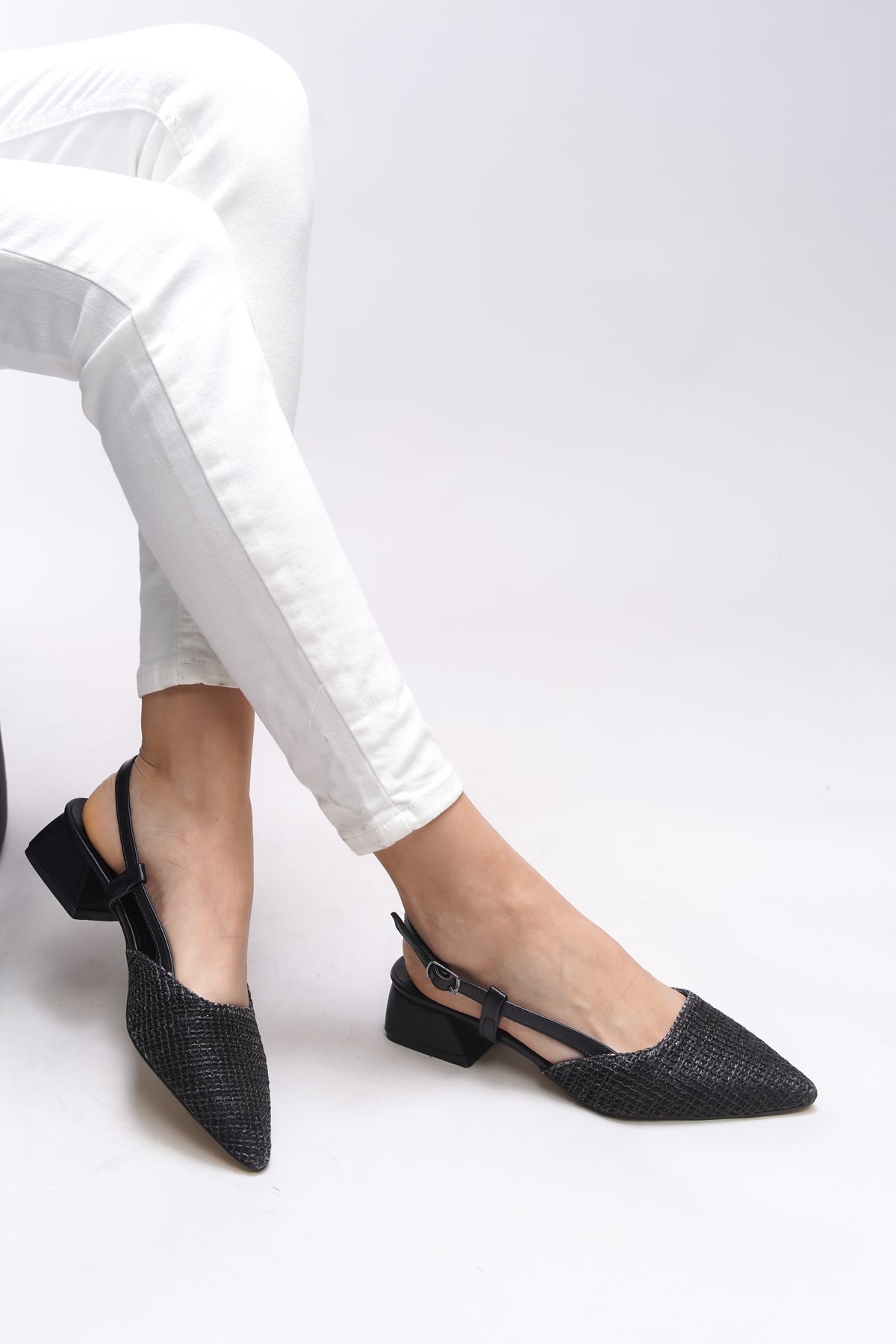 Riccon Ivethion Kadın Arkası Açık Sivri Burun Topuklu Ayakkabı 0012340