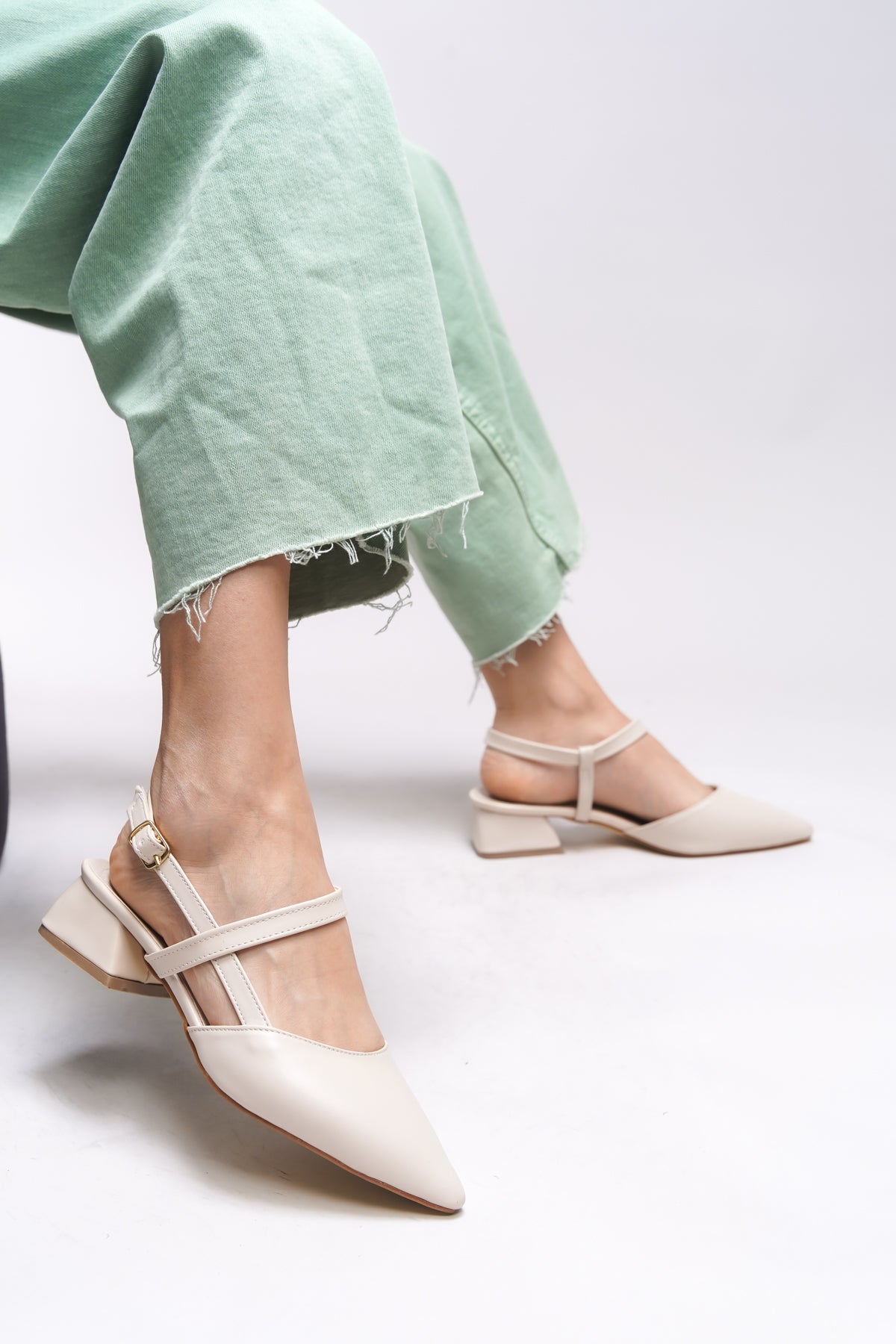 Riccon Giselvara Kadın Arkası Açık Sivri Burun Topuklu Ayakkabı 0012341