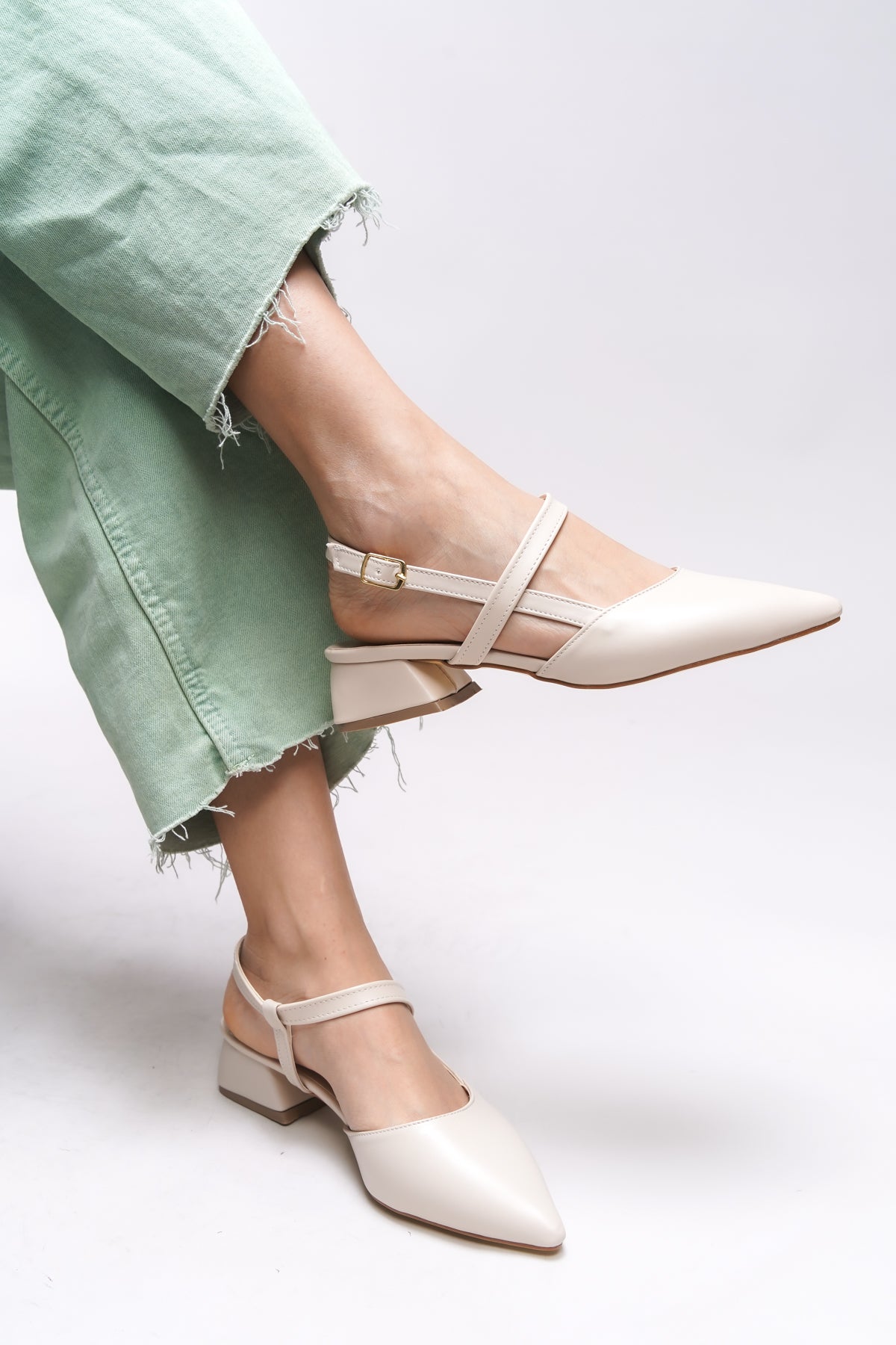 Riccon Giselvara Kadın Arkası Açık Sivri Burun Topuklu Ayakkabı 0012341