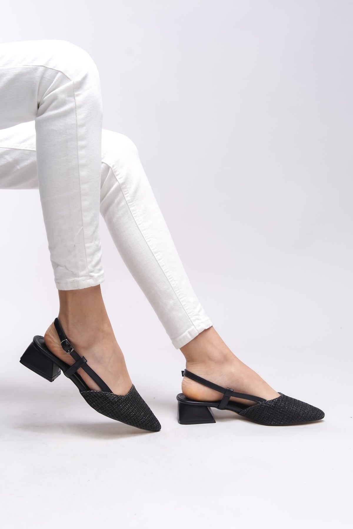 Riccon Ivethion Kadın Arkası Açık Sivri Burun Topuklu Ayakkabı 0012340