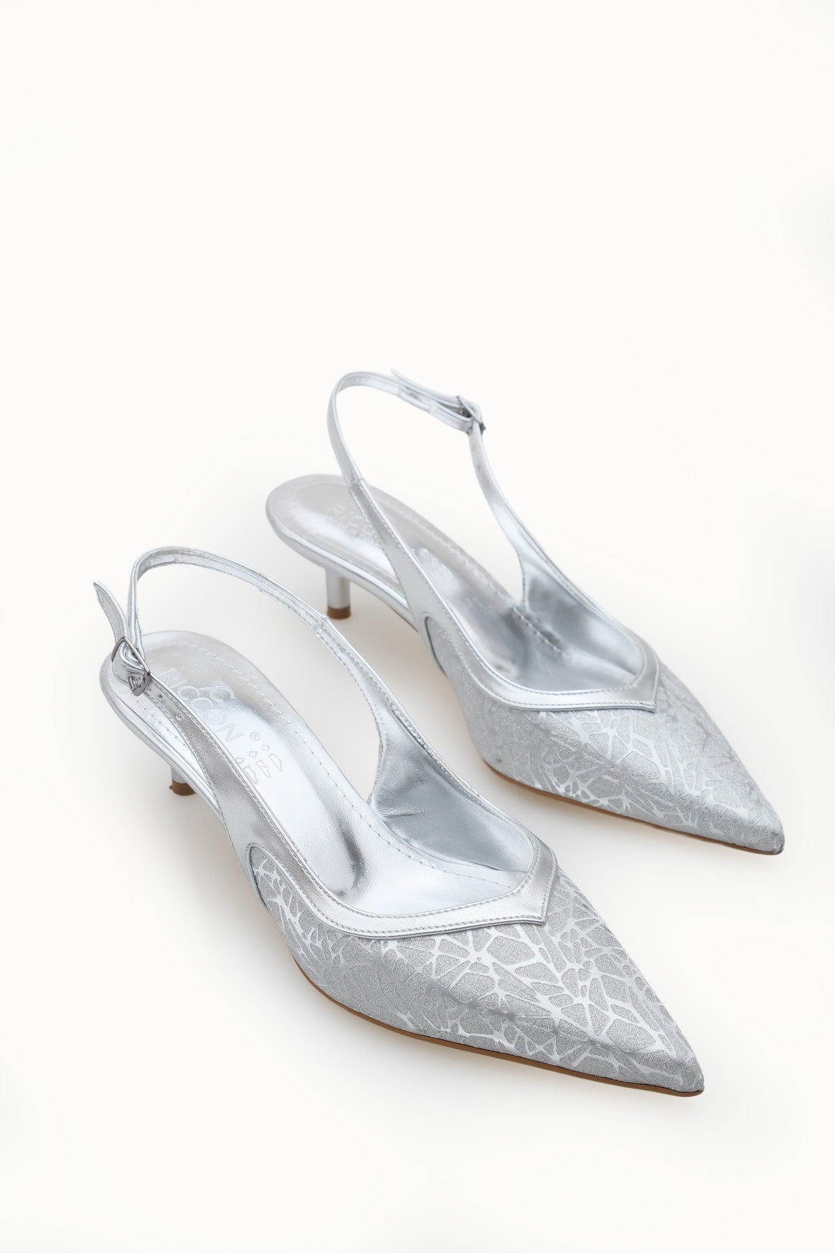 Riccon Kadın Sivri Burunlu Arkası Açık İnce Topuklu Ayakkabı 0012207 Gümüş Dokulu