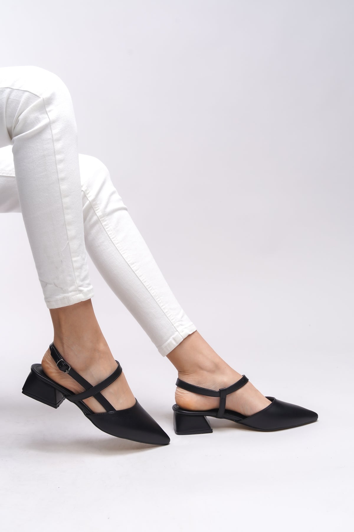 Riccon Giselvara Kadın Arkası Açık Sivri Burun Topuklu Ayakkabı 0012341