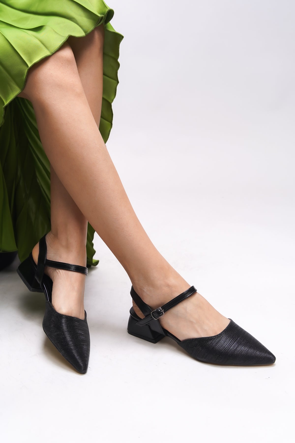 Riccon Heilleia Kadın Arkası Açık Sivri Burun Topuklu Ayakkabı 0012335