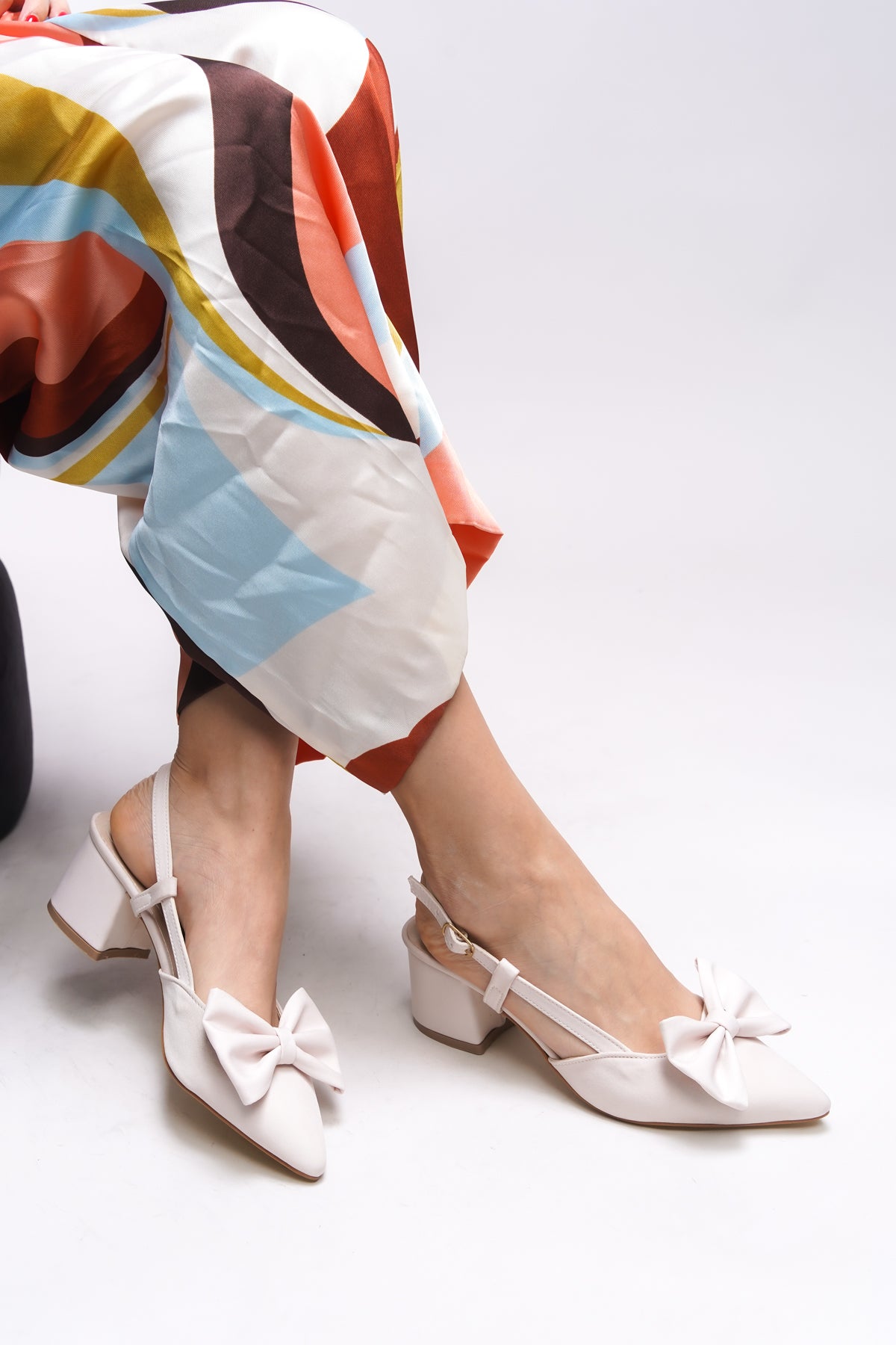 Riccon Bynlica Kadın Fiyonk Detaylı Arkası Açık Sivri Burun Kalın Topuklu Ayakkabı 0012426