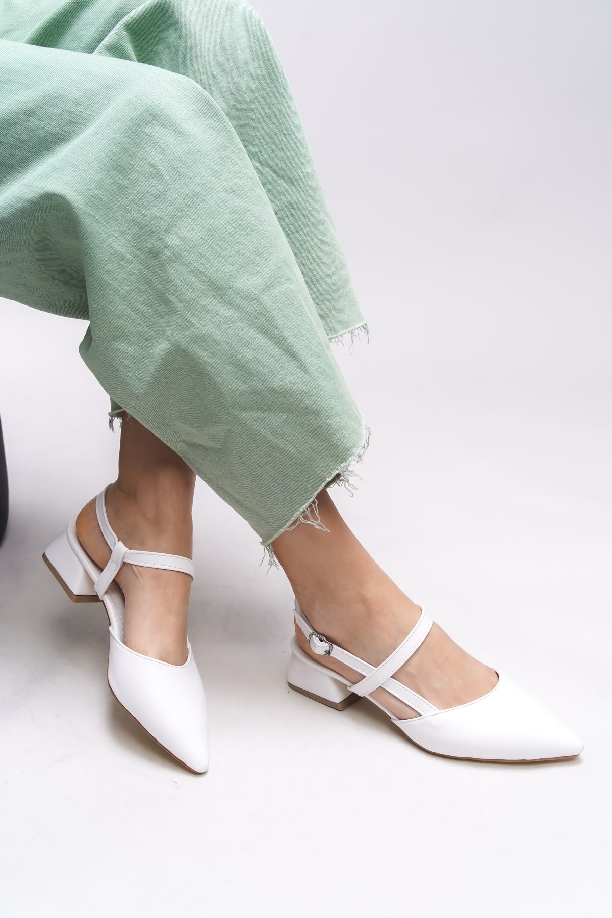 Riccon Giselvara Kadın Arkası Açık Sivri Burun Topuklu Ayakkabı 0012341