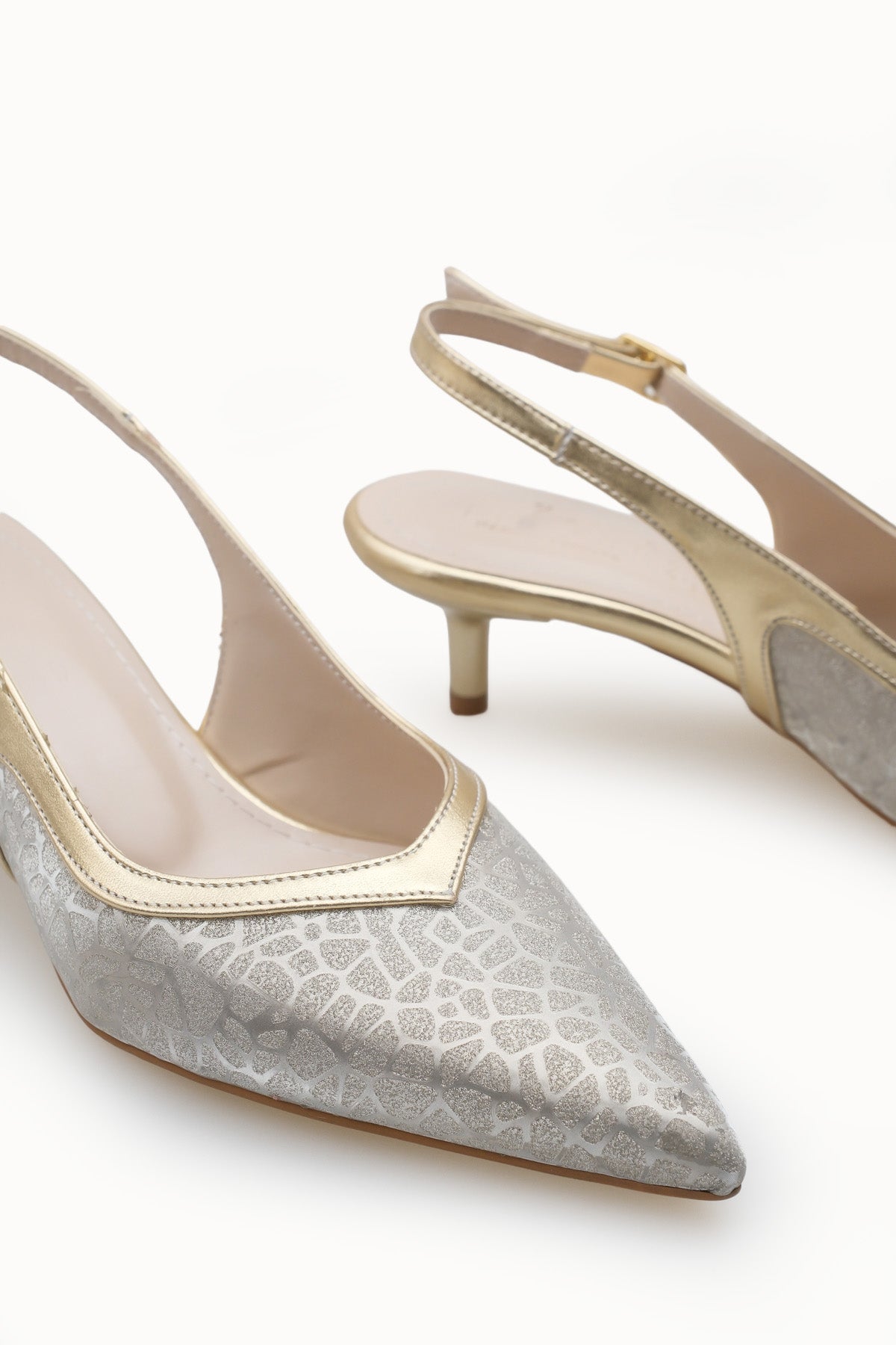 Riccon Kadın Sivri Burunlu Arkası Açık İnce Topuklu Ayakkabı 0012207 Altın Dokulu