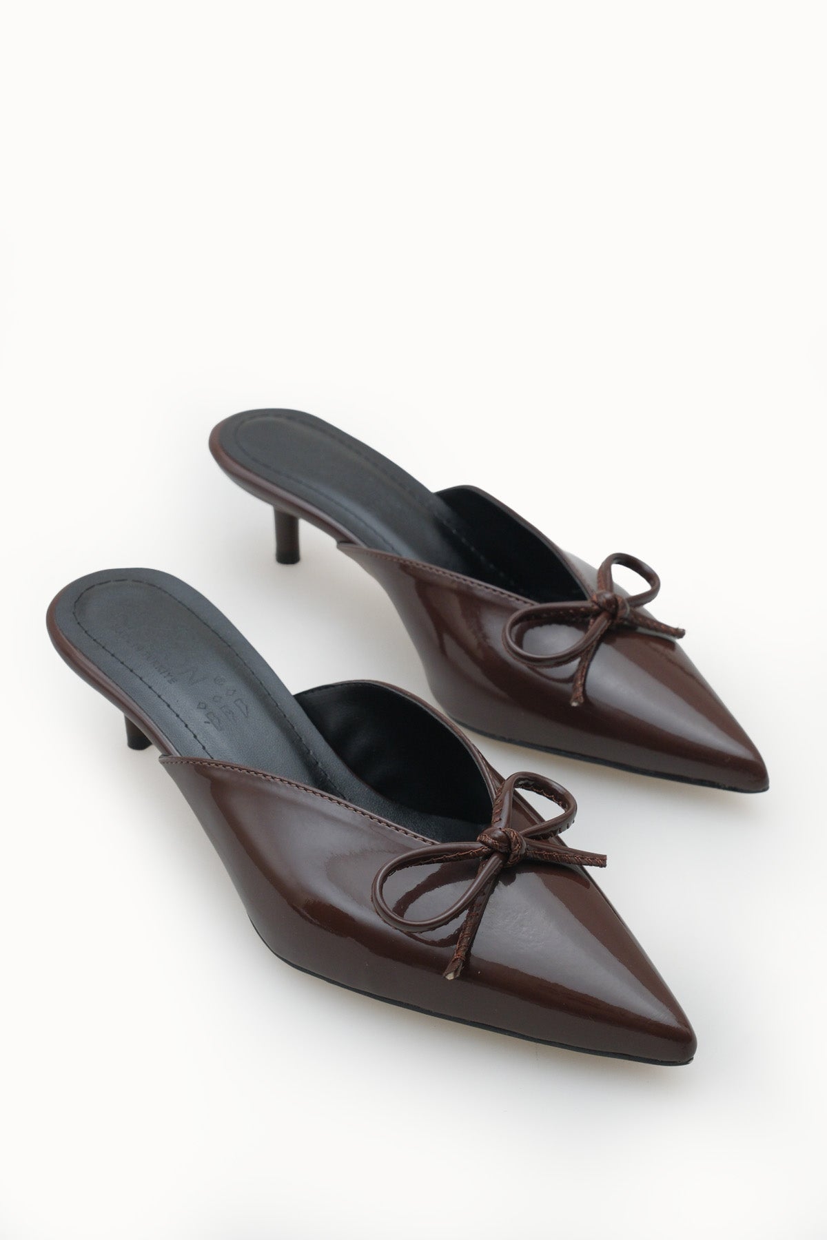 Riccon Kadın Sivri Burunlu İnce Topuklu Terlik 0012211 Kahverengi Rugan