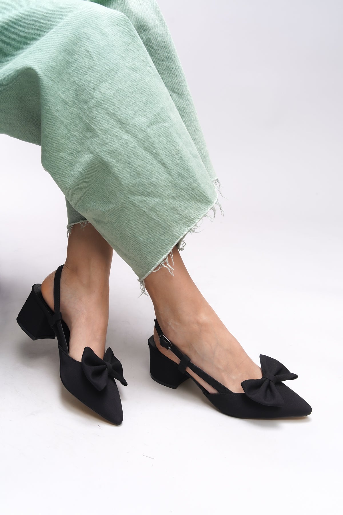 Riccon Bynlica Kadın Fiyonk Detaylı Arkası Açık Sivri Burun Kalın Topuklu Ayakkabı 0012426