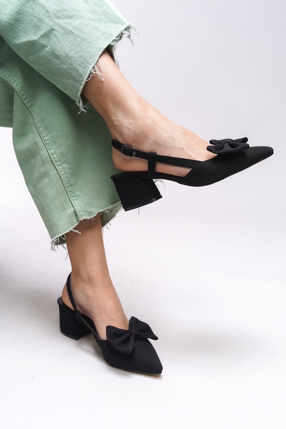 Riccon Bynlica Kadın Fiyonk Detaylı Arkası Açık Sivri Burun Kalın Topuklu Ayakkabı 0012426