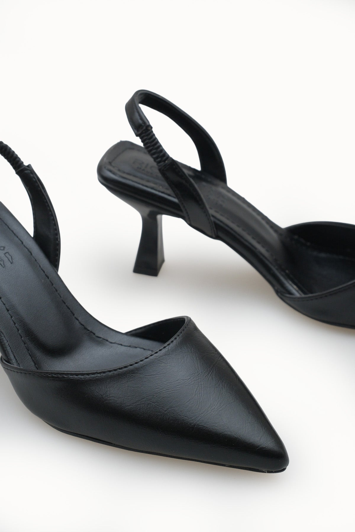 Riccon Kadın Sivri Burunlu Arkası Açık İnce Topuklu Ayakkabı 001206 Siyah Rustik