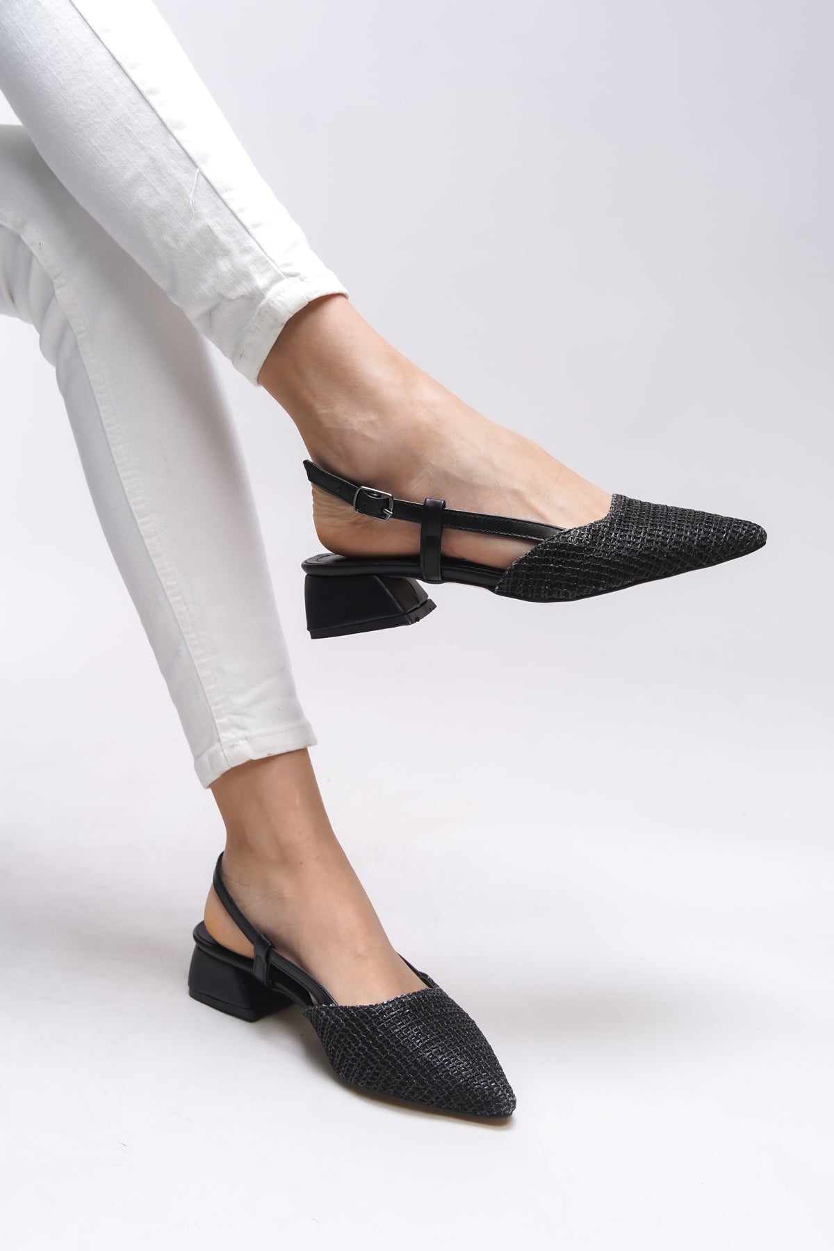 Riccon Ivethion Kadın Arkası Açık Sivri Burun Topuklu Ayakkabı 0012340