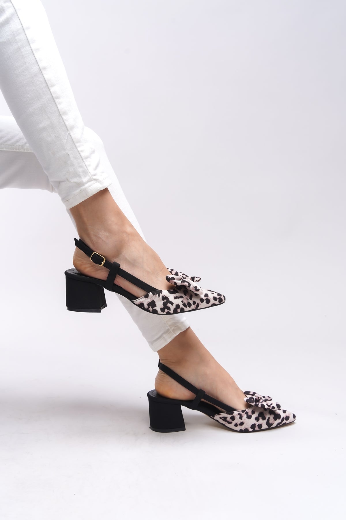 Riccon Bynlica Kadın Fiyonk Detaylı Arkası Açık Sivri Burun Kalın Topuklu Ayakkabı 0012426