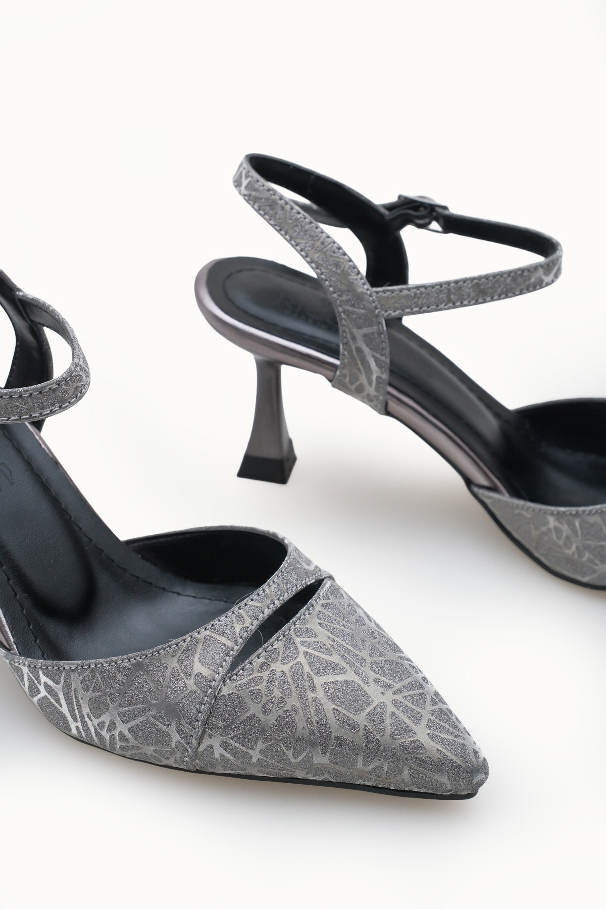 Riccon Kadın Sivri Burunlu Arkası Açık İnce Topuklu Ayakkabı 0012727 Platin Dokulu