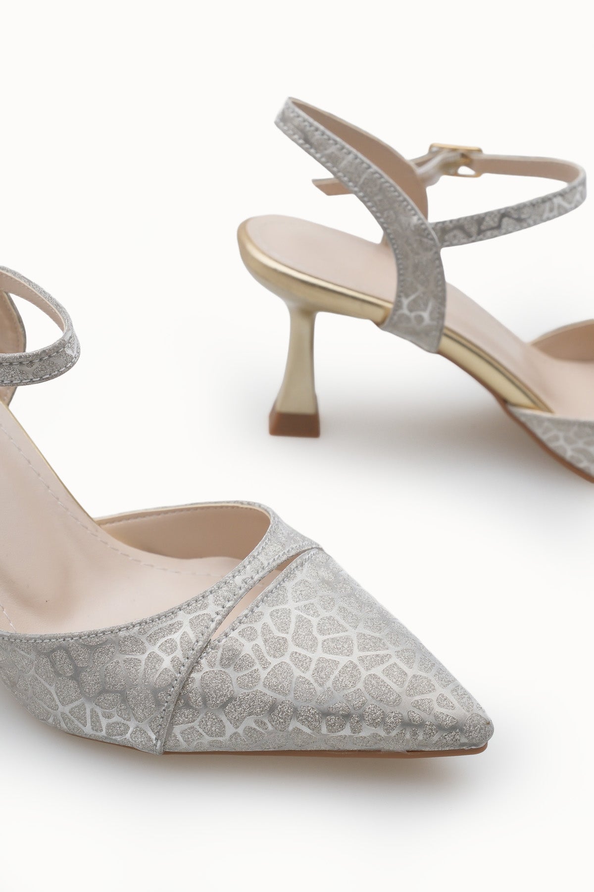 Riccon Kadın Sivri Burunlu Arkası Açık İnce Topuklu Ayakkabı 0012727 Altın Dokulu