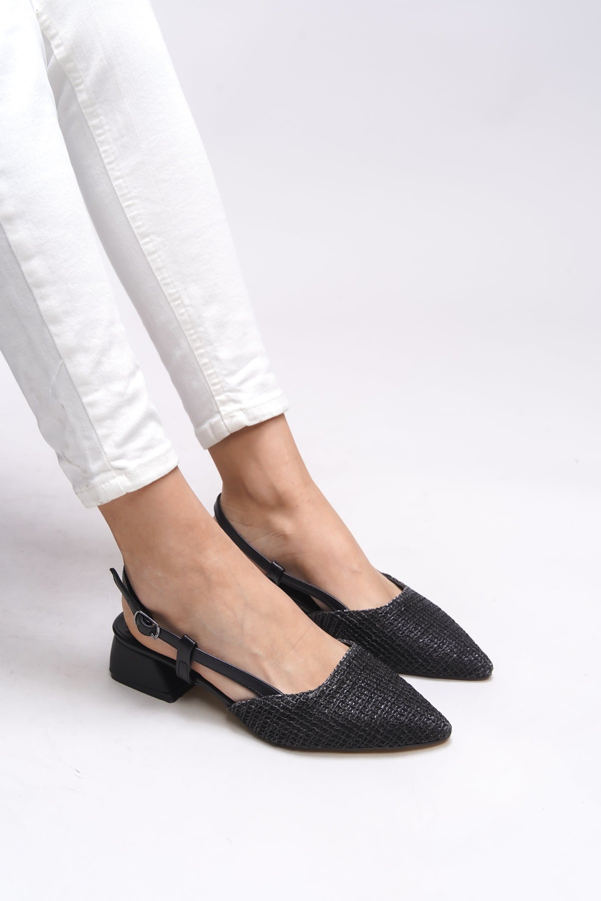 Riccon Ivethion Kadın Arkası Açık Sivri Burun Topuklu Ayakkabı 0012340