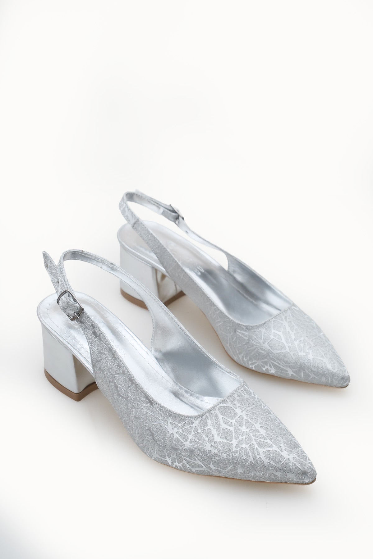 Riccon Kadın Sivri Burunlu Arkası Açık Topuklu Ayakkabı 0012420 Gümüş Dokulu