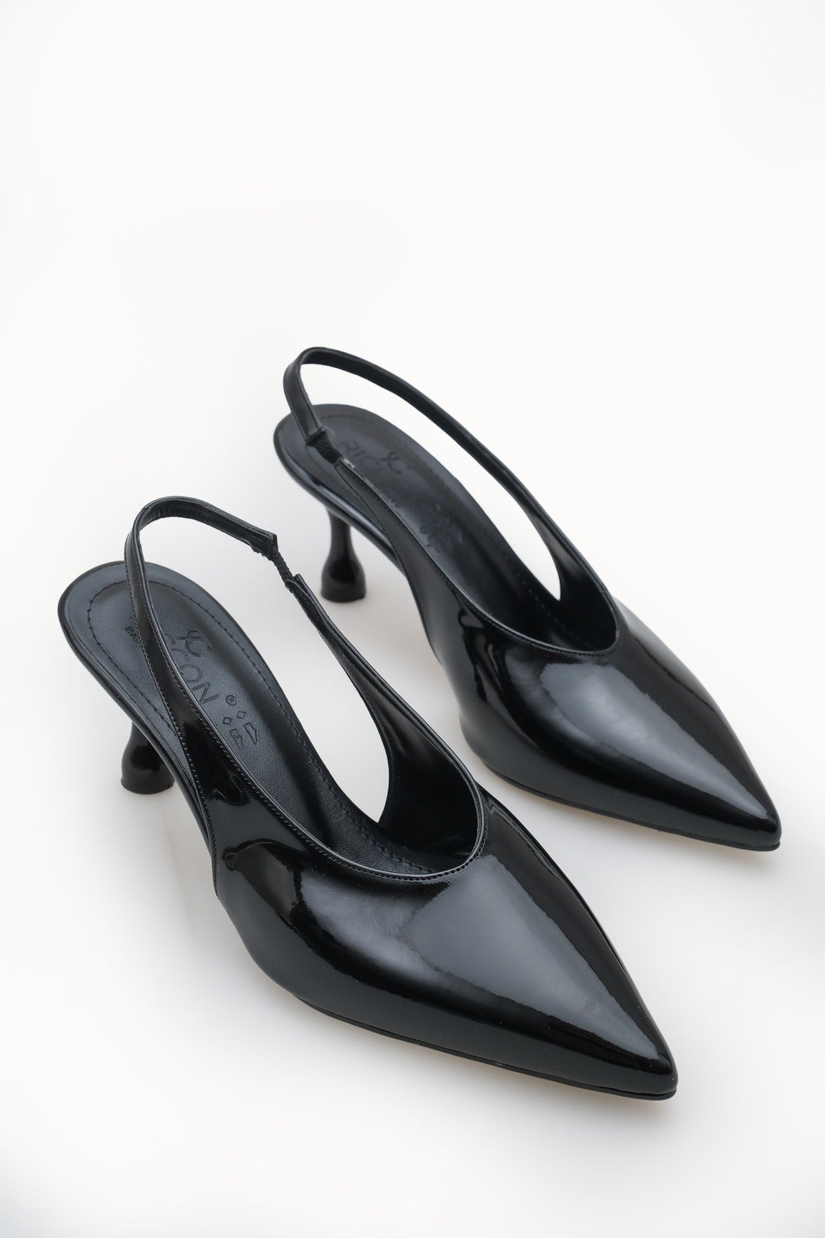 Riccon Kadın Sivri Burunlu Arkası Açık İnce Topuklu Ayakkabı 0012560 Siyah Rugan